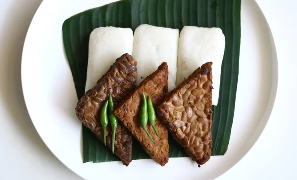 バナナの葉の上にジャダバセム ジャダはテンペ バセムと組み合わせました インドネシア料理 ジャカルタ発 — ストック写真