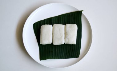 Muz yapraklı Jadah. Jadah, püre pirinçten yapılan Endonezya yemeğidir..