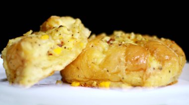 Beyaz arka planda Kore sarımsaklı peynirli ekmek.