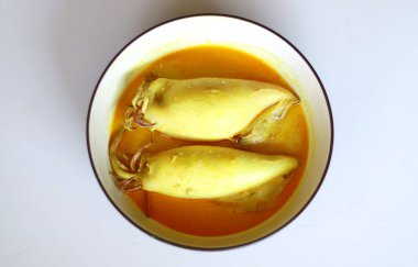 Tofu ile doldurulmuş körili kalamar. Endonezya stili.