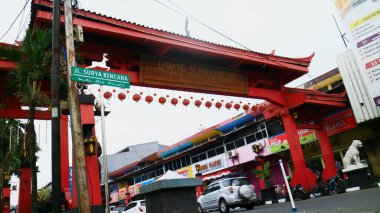 Bogor, Endonezya - 6 Ağustos 2020: Lawang Surya Kencana veya Surya Kencana Kapısı. Jalan Surya Kencana Bogor 'da pecinan veya Chinatown' dur. Şehirde aşçılık merkezi..