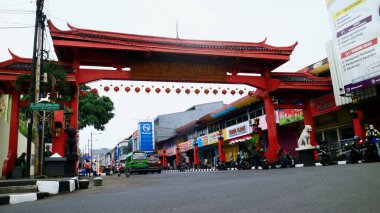 Bogor, Endonezya - 6 Ağustos 2020: Lawang Surya Kencana veya Surya Kencana Kapısı. Jalan Surya Kencana Bogor 'da pecinan veya Chinatown' dur. Şehirde aşçılık merkezi..