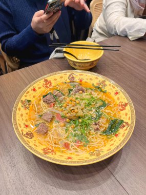 Çorbada hazır erişte, fasulye, taze sebze ve et var..