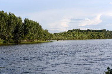 Hızlı akan dağ nehir