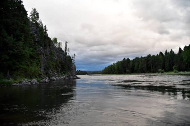 Hızlı akan dağ nehir