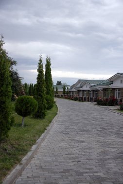 taş yürüyüş yolları ile güzel otel