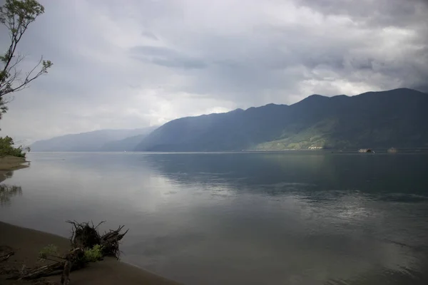 Lakeside arasında dağlar ve ovalar