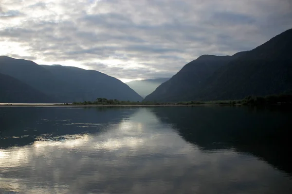 Lakeside arasında dağlar ve ovalar