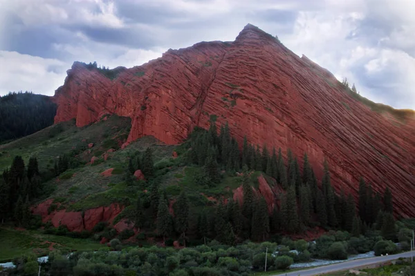 kırmızı bir dağ gorge kayalarda