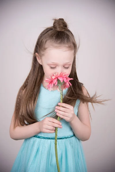 Retrato Uma Menina Com Uma Flor — Fotografia de Stock