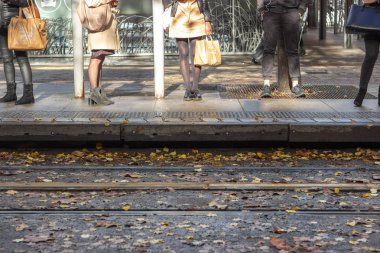 Personel görevlisi le tramvay