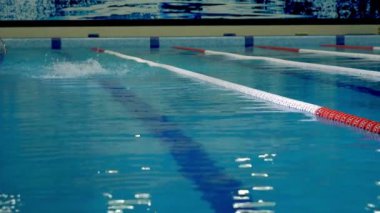 Hızlı yavaş eğitim yılında genç bir atlet yüzüyor