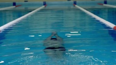 Yüzücü suyun altında eğitim sırasında yüzüyor.