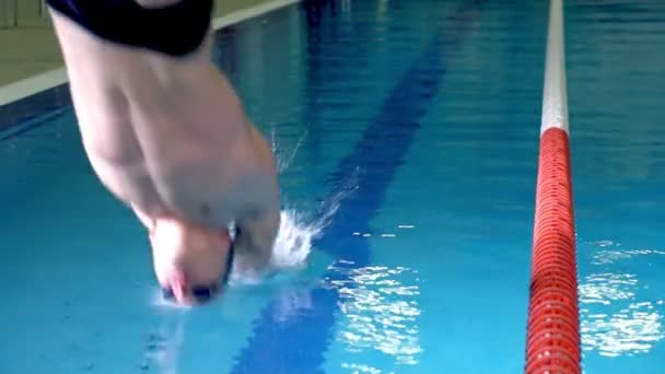 Slowmotion-skytte för ett dyk i vattnet i poolen bearbetning — Stockvideo