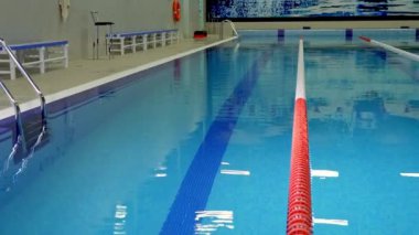 Profesyonel yüzücü havuza eğitim sırasında atlar.