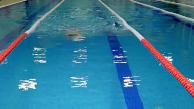 Sporcu yüzücü egzersiz sırasında kamera üzerinde yüzüyor