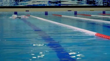 Önce şampiyonluk havuzunda eğitim sırasında profesyonel yüzücü