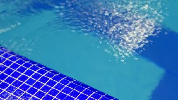 Onde e increspature sull'acqua in piscina — Video Stock