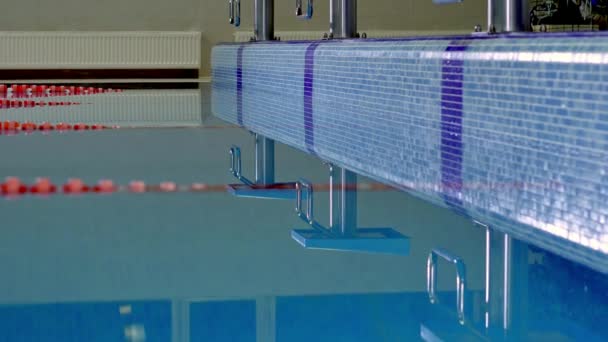 Onde di fondo e riflessi nell'acqua della piscina prima della competizione — Video Stock
