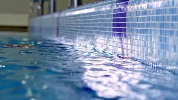 Onde Fondo Punti Salienti Lati Della Piscina — Video Stock