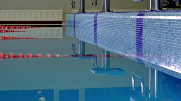 Reflexões na água da piscina. A passagem da câmera no controle deslizante — Vídeo de Stock