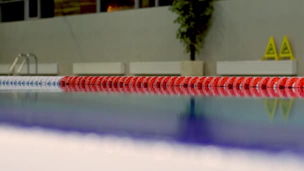 Fondo de olas en piscina deportiva — Vídeos de Stock