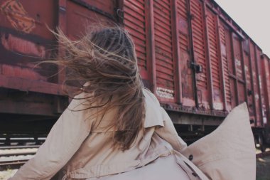 Kadın portresi. Arka planda tren vagonları
