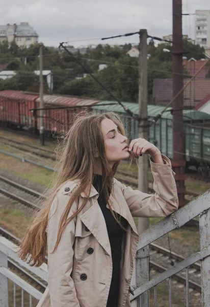 Όμορφο Κορίτσι Μένει Στη Γέφυρα Τρένα Στο Παρασκήνιο — Φωτογραφία Αρχείου