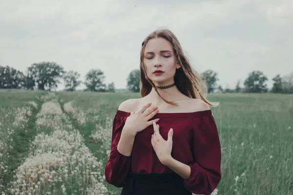 Menina Com Lábios Vermelhos Campo Dente Leão — Fotografia de Stock