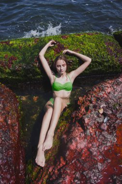 Sahilde yeşil mayolu kız