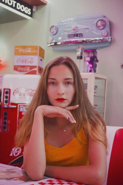 Belle Fille Avec Des Lèvres Rouges Dans Café — Photo