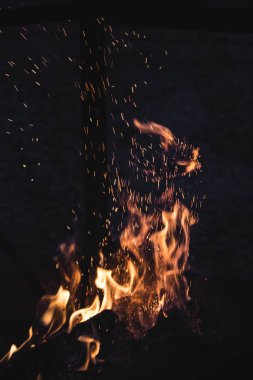 Karanlıkta bir yangından kıvılcımlar