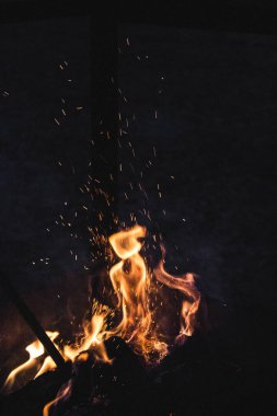 Karanlıkta bir yangından kıvılcımlar