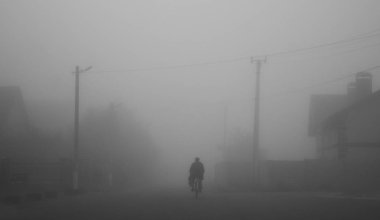 Misty şehri. Siyah beyaz fotoğraf
