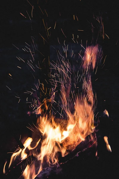 Искры Пожара Темноте — стоковое фото