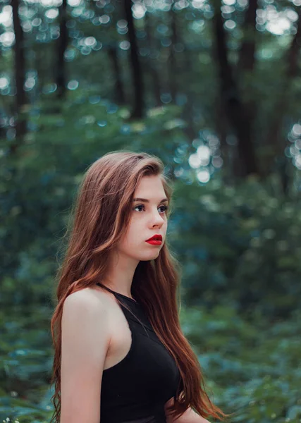 Retrato Uma Menina Brilhante Com Cabelos Longos Natureza Olhos Expressivos — Fotografia de Stock