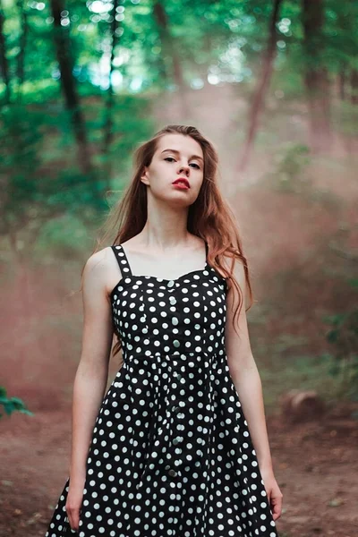 Πορτρέτο Της Αξιαγάπητης Γυναίκας Μαύρο Φόρεμα Πουά Στο Δάσος Κορίτσι — Φωτογραφία Αρχείου
