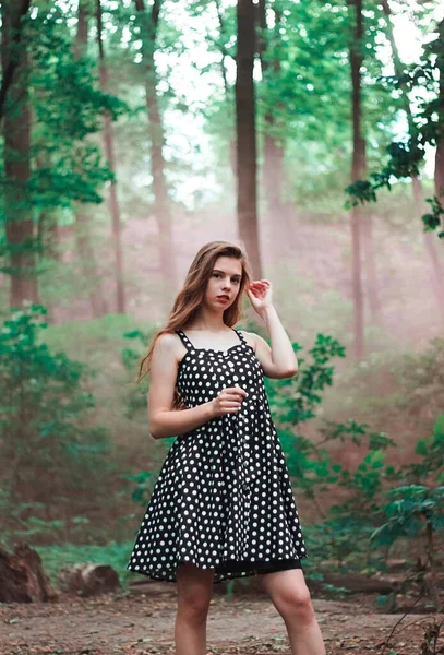 Potret Wanita Cantik Dalam Gaun Hitam Dengan Polka Dot Hutan — Stok Foto