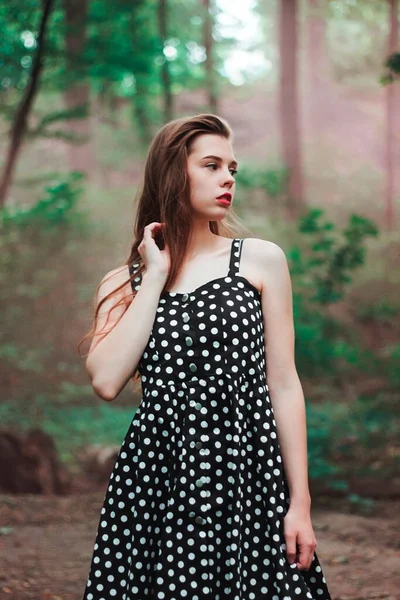 Potret Wanita Cantik Dalam Gaun Hitam Dengan Polka Dot Hutan — Stok Foto