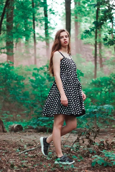 Potret Wanita Cantik Dalam Gaun Hitam Dengan Polka Dot Hutan — Stok Foto