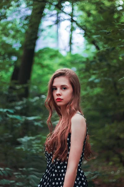 Porträt Eines Hellen Mädchens Mit Langen Haaren Der Natur Ausdrucksstarke — Stockfoto