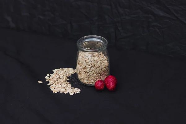 Harina Avena Frasco Con Fresas Sobre Fondo Negro Alimento Saludable —  Fotos de Stock