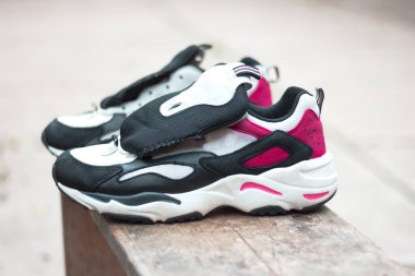 Siyah ve pembe konik sokak ayakkabısı