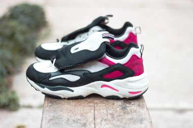 Siyah ve pembe konik sokak ayakkabısı