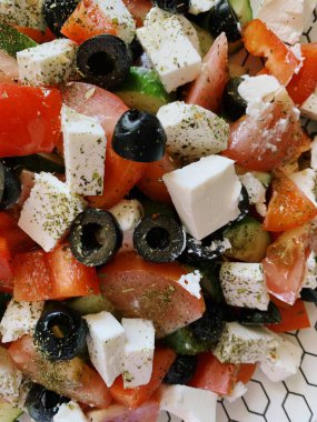 Domatesli taze salata, salatalık, zeytin ve sağlıklı bir yemek için bir kasede hazırlanmış beyaz peynir.