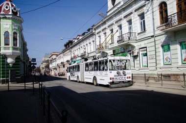 TERNOPİL, UKRAINE - 08 Nisan 2018. Trolleybus Skoda 15Tr # 169 (eski. Ceske Budejovice # 20 Ternopil sokaklarında yolcularla at sürüyor.