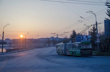TERNOPİL, UKRAINE - 08 Nisan 2018. Trolleybus Skoda 15Tr # 152 (eski. Plzen # 465) Ternopil sokaklarında yolcularla at sürüyor..