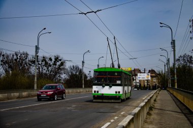 CHERNIVTSI, UKRAINE - 11 Nisan 2018. Trolleybus Skoda 14Tr # 369 (eski. Plzen # 446) Chernivtsi sokaklarında yolcularla at sürüyor..