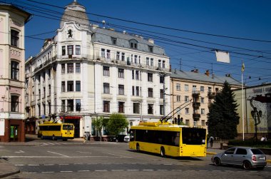 CHERNIVTSI, UKRAINE 19 Nisan 2018. Trolleybuses LAZ-52522 # 2009 ve Dnipro T203 # 382 Chernivtsi sokaklarında yolcularla birlikte.
