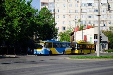 CHERNIVTSI, UKRAINE - 22 Nisan 2018. Trolleybuses Skoda 14Tr # 380 (ex. Kosice # 2006) ve Dnipro T203 # 382 Chernivtsi sokaklarında yolcularla yolculuk eder..